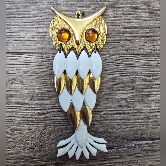 Vintage 1960's Owl Necklace Pendant White & Gold Toned Large Retro Gem Eyes - Picture 1 of 5